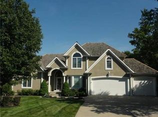 5800 Manor Dr, Parkville, MO 64152