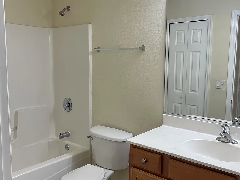 327 SE 23rd Ave #28 — Photo 6
