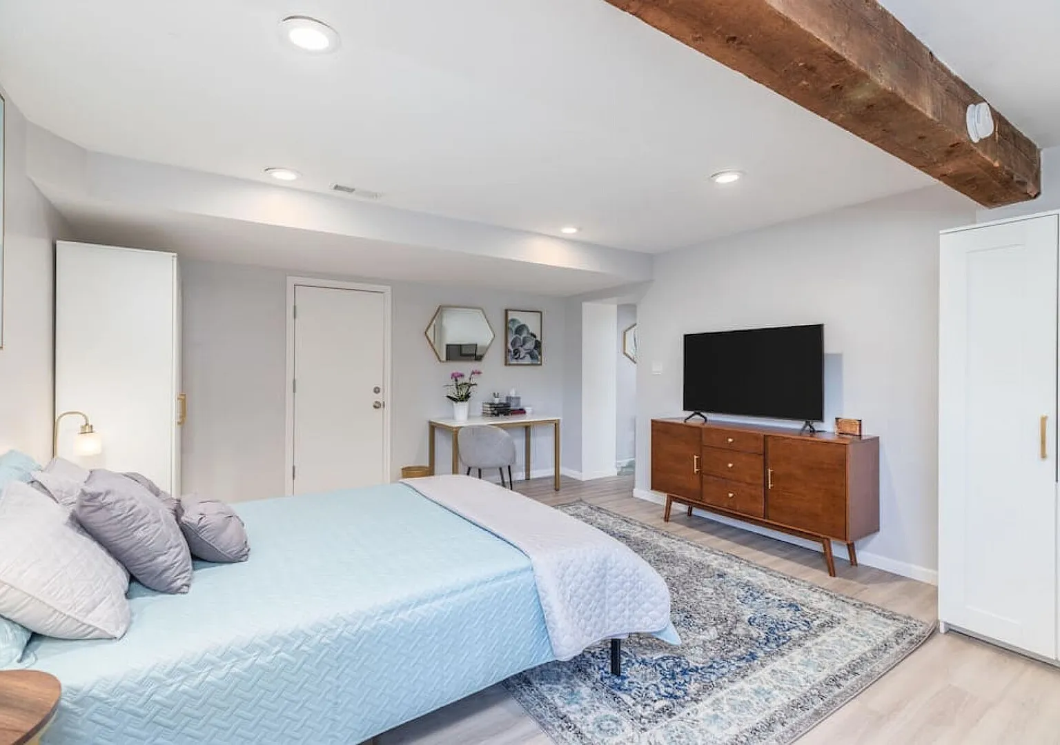 Private Pet Friendly Avenues Suite- of Downtown! — Photo 2
