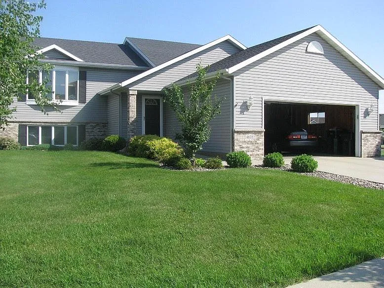 4 bed, $1,975 — Photo 1