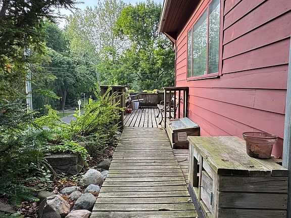 4th image of 624 Forest St