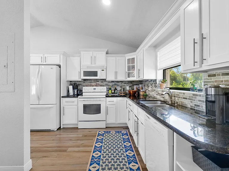 6085 Robinson St — Photo 8