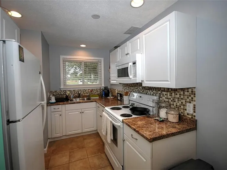 10 Beach Rd #4 — Photo 4