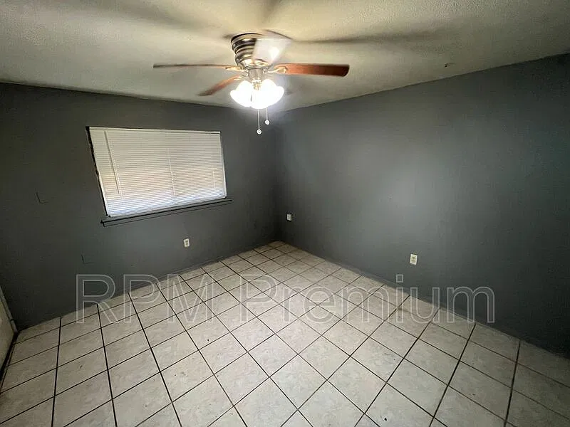 3 bed, 1.0 bath, 1000 sqft, $1,200 — Photo 3