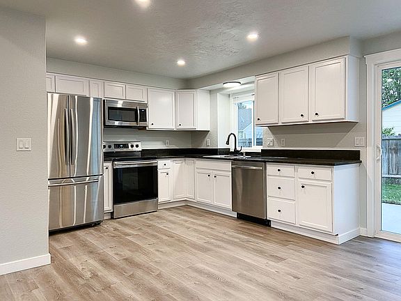 Newly remodeled kitchen with granite counter tops and stainless steel appliances. Pocket Properties 208-606-0018