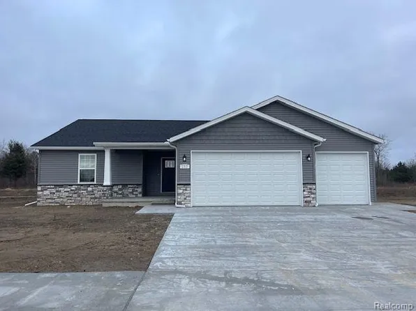 253 Montana Ave, Marysville, MI 48040