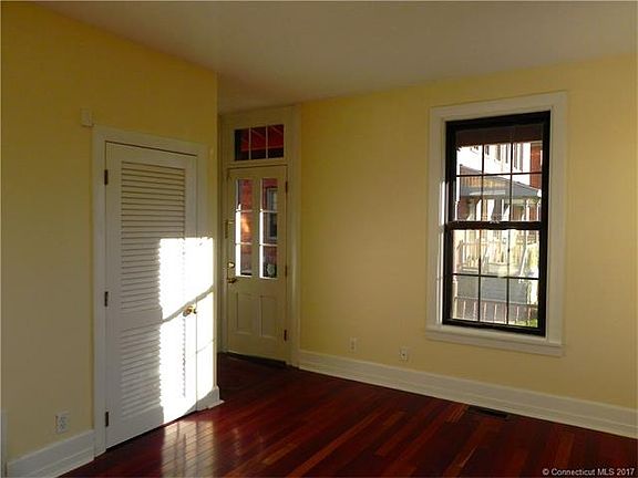 Entrance into the living ro...