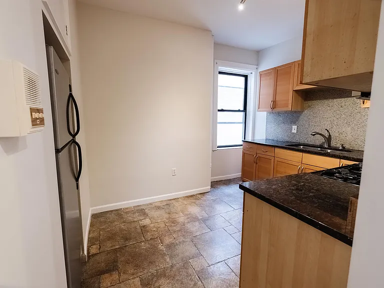 76 Romaine Ave #4 — Photo 4