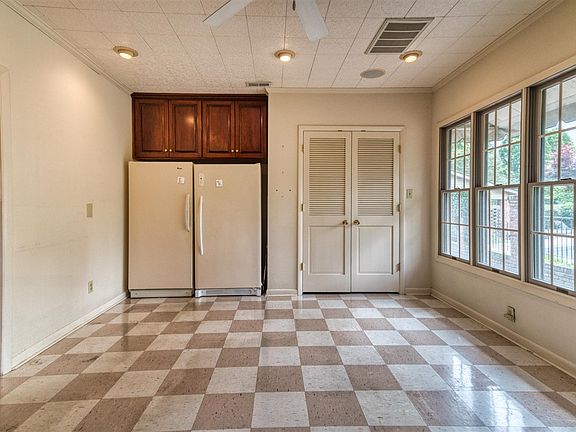 4th image of 301 W 6th St