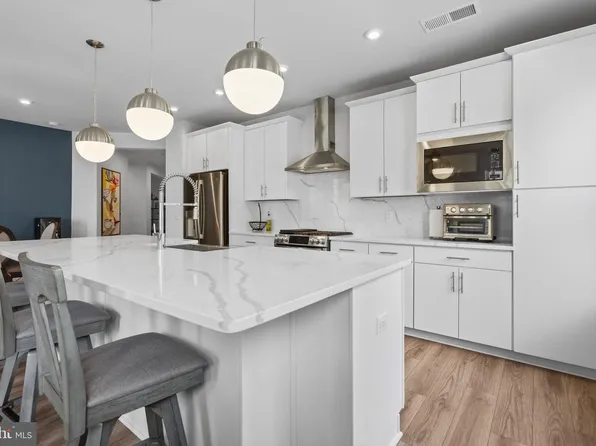 3925 Fair Ridge Dr APT 201, Fairfax, VA 22033