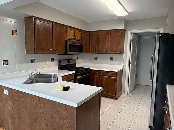 5th image of 902 Sturnbridge Ct