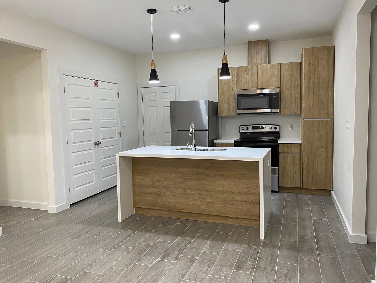 3 bed, 1100 sqft, $1,250 — Photo 1