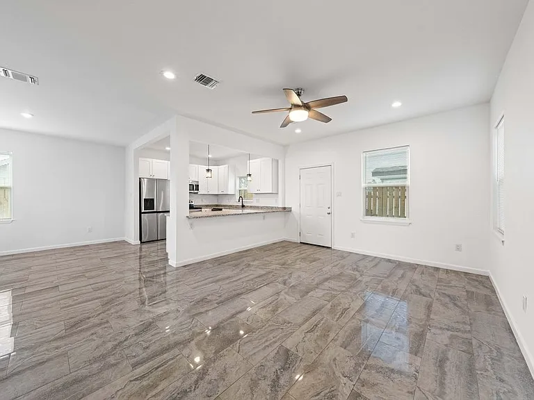 323 Gabriel St #101 — Photo 14