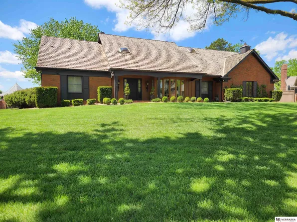 9937 Broadmoor Rd, Omaha, NE 68114