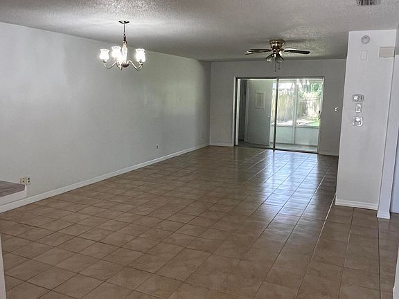 3rd image of 30 Sugarberry Cir