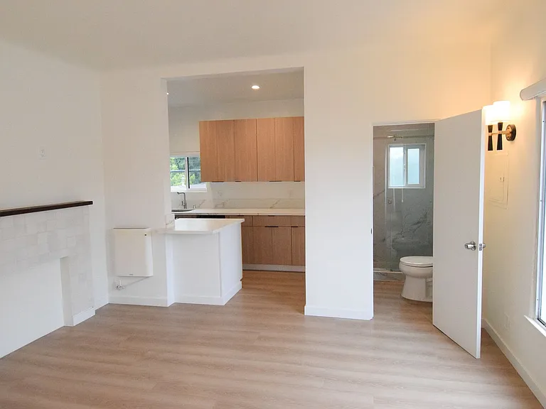 818 Grant St — Photo 2