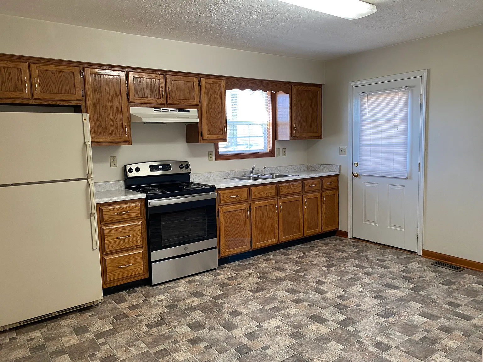 2 bed, 990 sqft, $750 — Photo 3