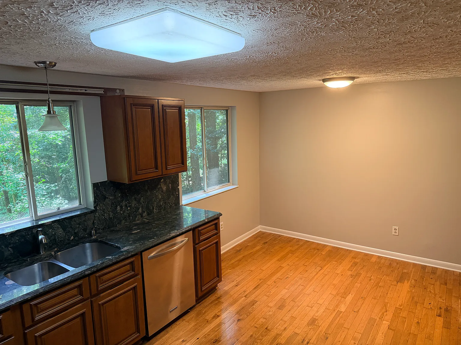 4 bed, 1620 sqft, $2,350 — Photo 3