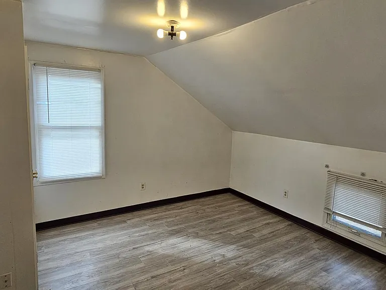 402 W Green St — Photo 8