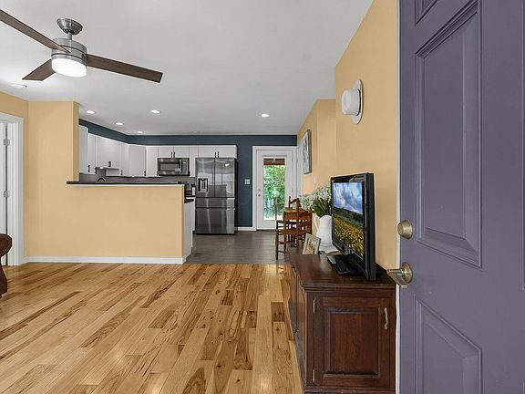 5th image of 582 Blakeley Pl