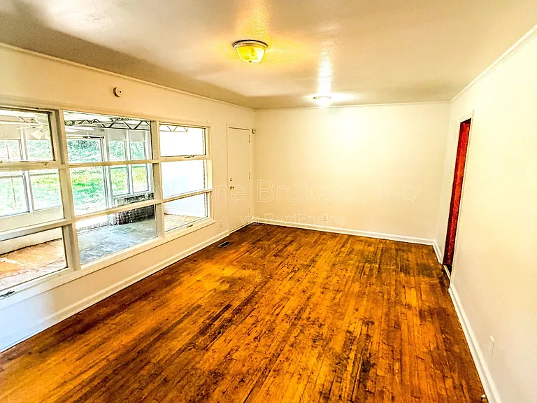 2063 Fairway Dr — Photo 2