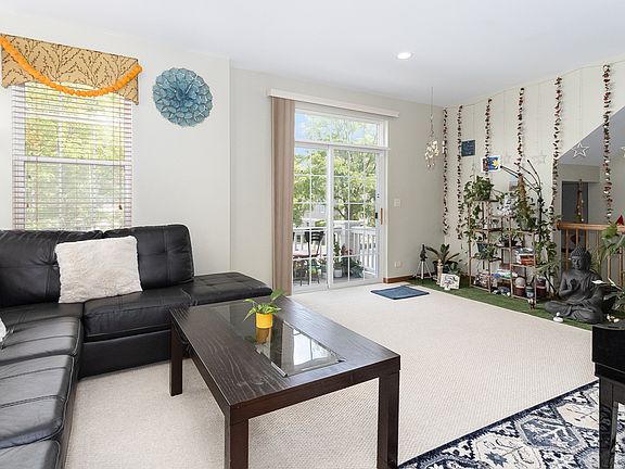 2nd image of 162 Goldenhill St #162