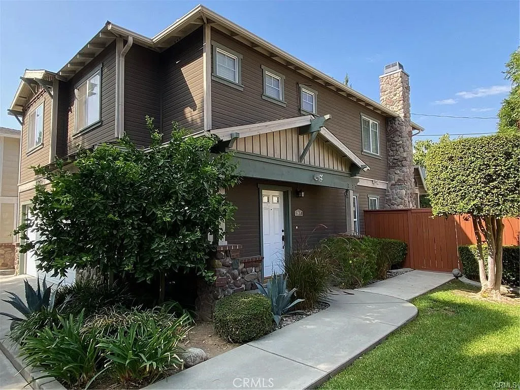 4 bed, 2.5 bath, 1582 sqft, $4,200 — Photo 1