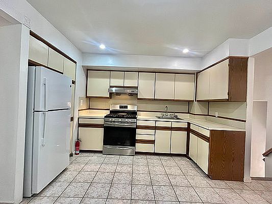 1st image of 925 E 103rd St #2