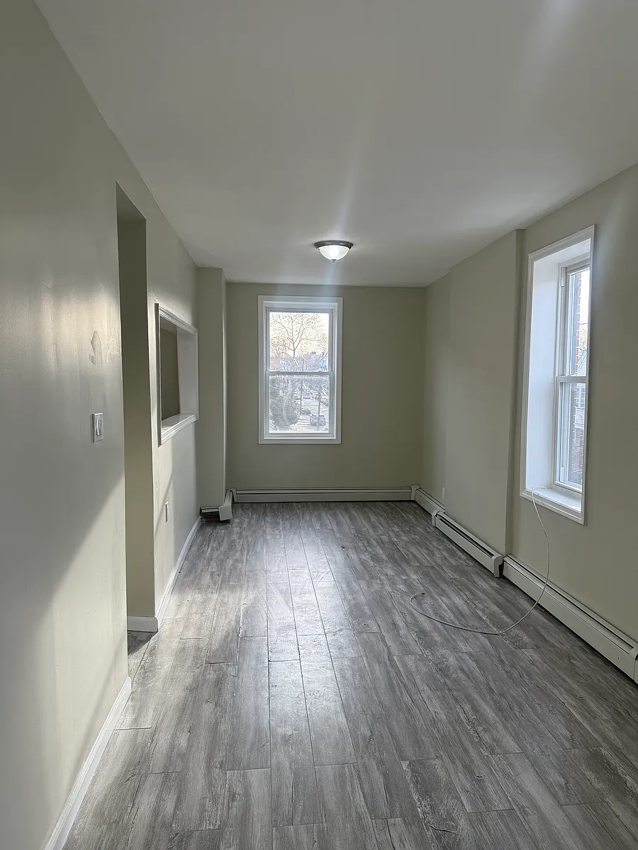 Building Photo - 112 Mallory Ave #3