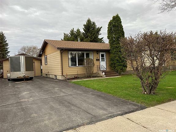 2nd image of 34 Deerwood Cres
