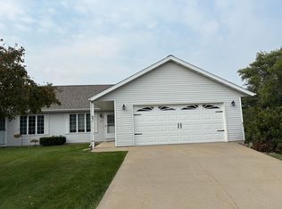 165 Orchard Manor Dr SE, Plainview, MN 55964