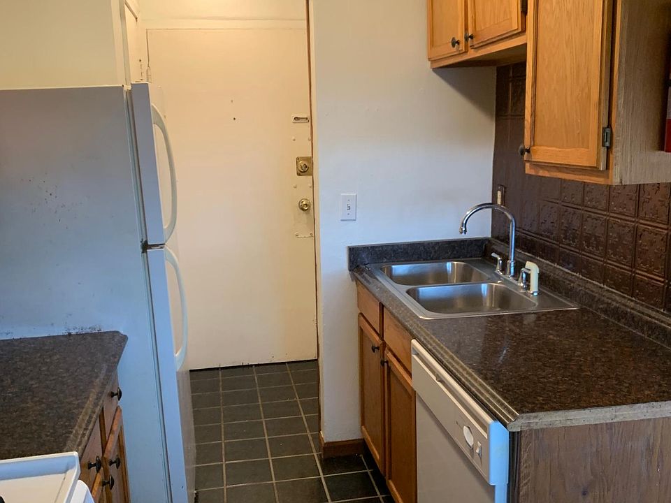 1st image of 810 8th St SE #1