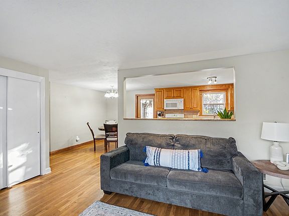 5th image of 29 Greenleaf Cir