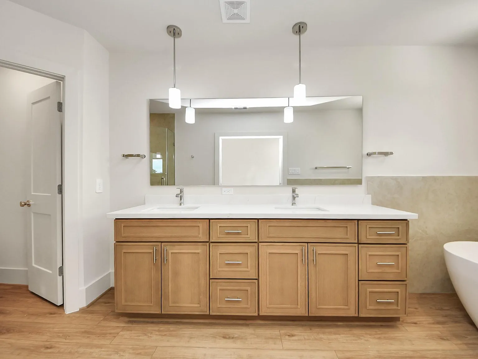 3 bed, 3.5 bath, 1790 sqft, $2,400 — Photo 4