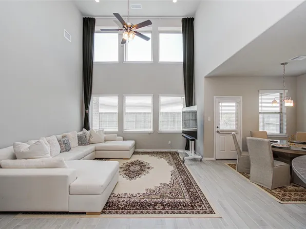 7406 Oakmont Ave, Mont Belvieu, TX 77523