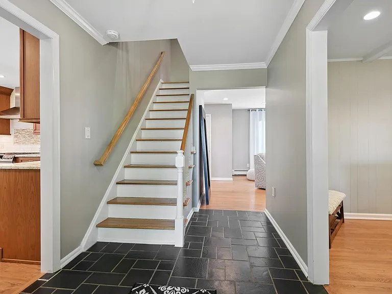 204 Deerfield Ln — Photo 3