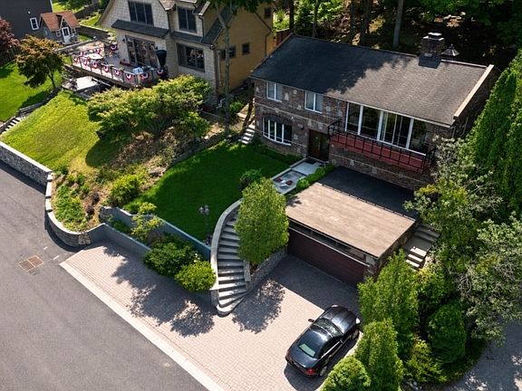 3rd image of 21 Maple Pkwy