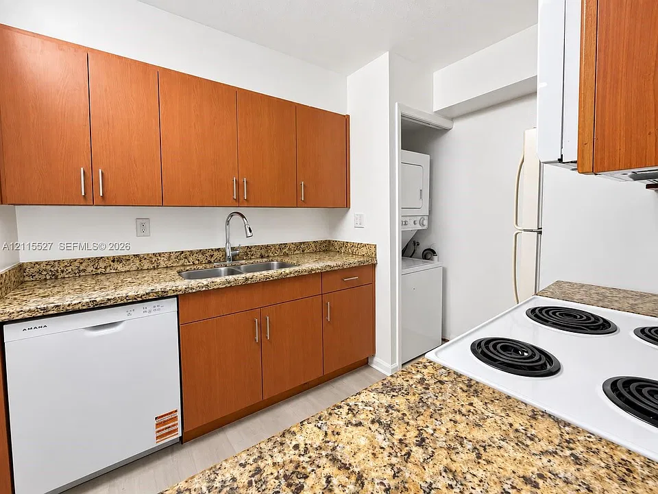 220 Lakeview Dr #101