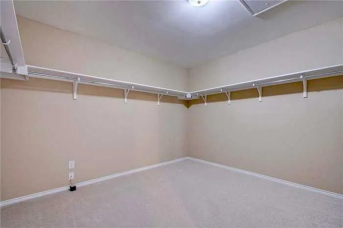 Huge Masterbed Closet