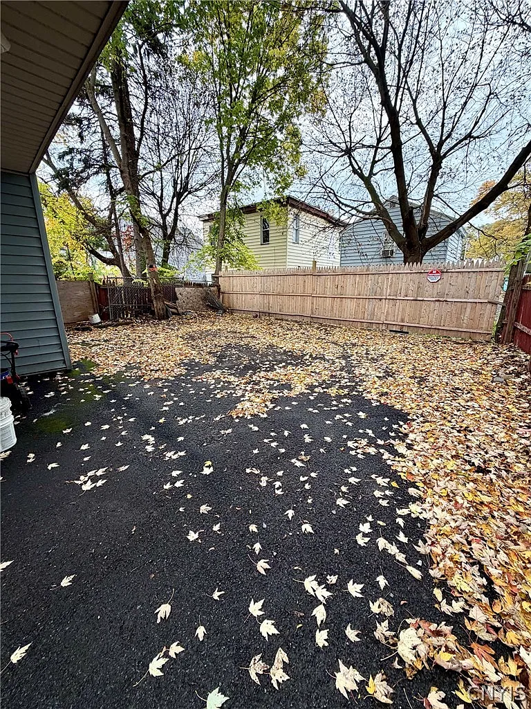 3 bed, 1.0 bath, 1274 sqft, $1,550 — Photo 4