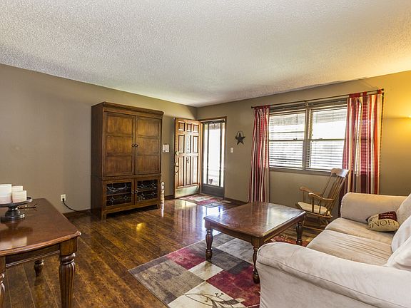 3rd image of 3422 Woods Dr