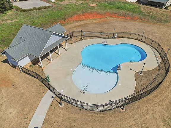 4th image of 430 Bee Cove Way