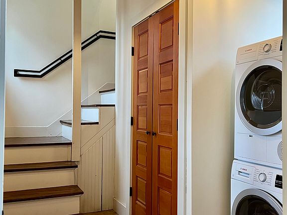 Entryway with washer and dryer