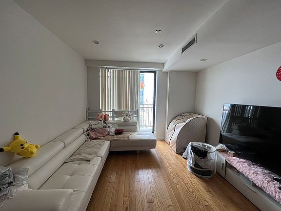 5th image of 13517 Northern Blvd APT 5D