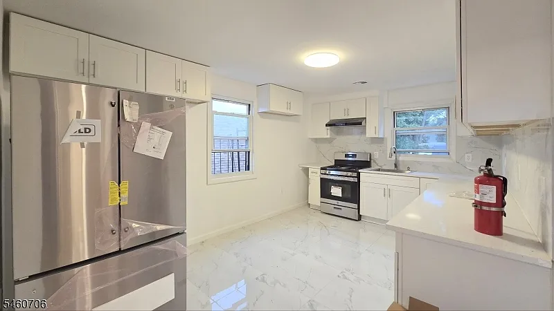 3 bed, 1.0 bath, 1000 sqft, $2,500 — Photo 2