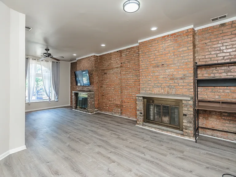 425 E 41st St #1 — Photo 4