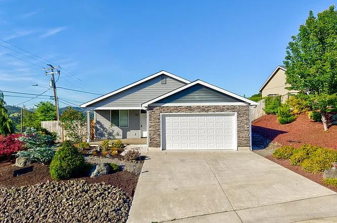 110 Flangas Ave — Photo 2