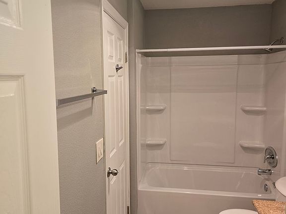 4th image of 432 Edgehill Ln Unit 37