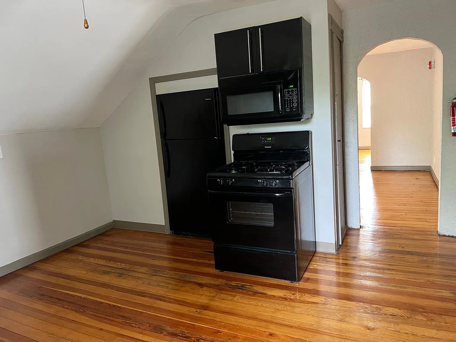 2 bed, 1000 sqft, $1,600 — Photo 2