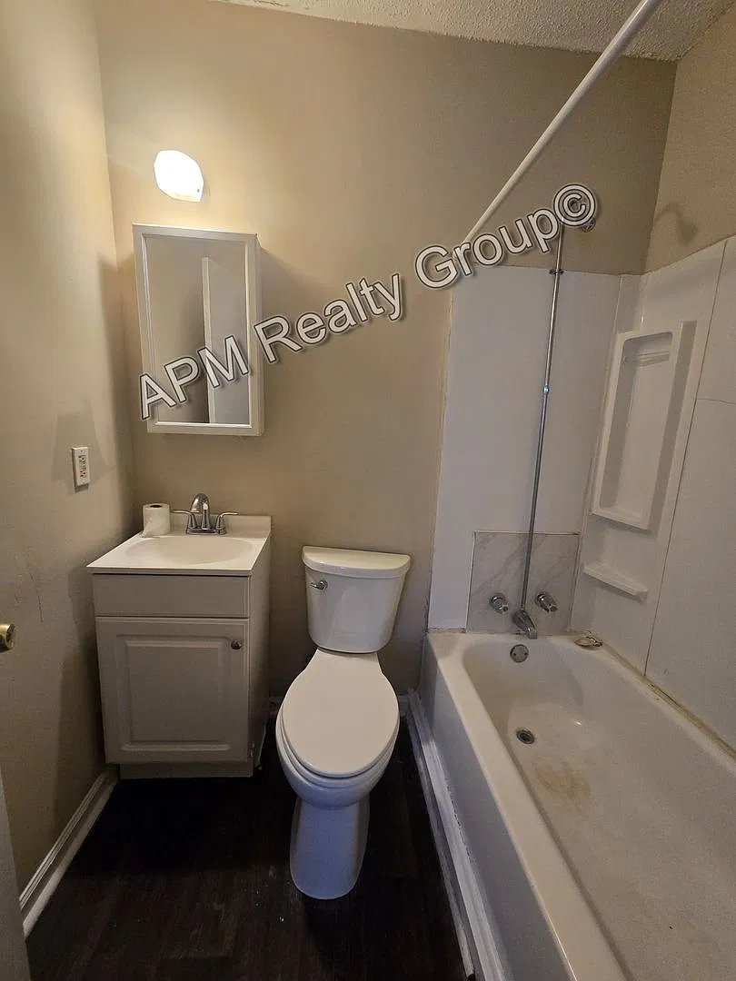 Two bedroom upstairs apartment — Photo 3